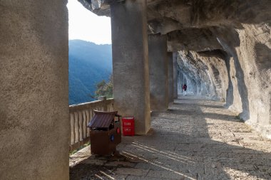 Chongqing, Çin-4 Kasım 2025: Çin 'in Chongqing kentindeki Wulong Ulusal Jeoloji Parkı' ndaki uçurum boyunca yürüyüş yolu. Yürüyüş patikasında çok sayıda merdiven ve düzensiz arazi var.