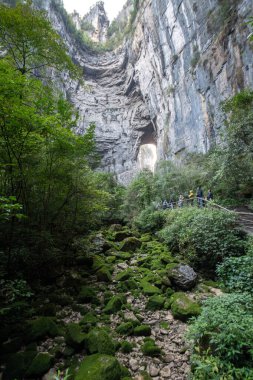 Wulong, Çin-4 Kasım 2025, Wulong Karst Jeoloji Parkı 'ndaki Heilong Köprüsü veya Kara Ejder Köprüsü. Muhtemelen en görkemli, geniş bir ana girişi ve derin mağarası var.