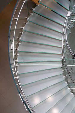 Camdan yapılmış merdiven. Bir spiral şekil oluştur. 