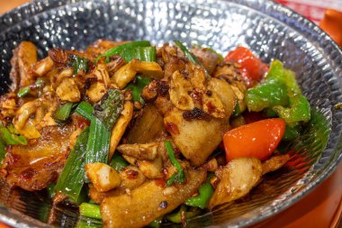 İki kere pişmiş domuz eti mi yoksa hui guo rou mu? Sichuan usulü kızarmış domuz çanı. Mayalanmış baharatlarla tatlandırılmış yumuşak ama çıtır domuz dilimleri.