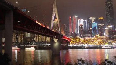 Chongqing, China- 8 Kasım 2025: Qiansimen köprüsü ve Hongyadong Sahne Bölgesi ile Çin 'in Chongqing şehrini gece görüşü. Chongqing 'in çok katmanlı şehir manzarasının nefes kesici görüntülerini sunuyor.