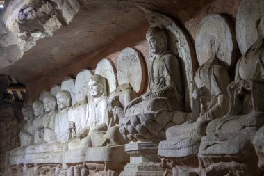 Çin, Dazu 'daki Beishan Kaya Oymacılığı' nda Buda heykelleri. Dazu Kaya Oymacılığı 'nda Budizm, Daoizm ve Konfüçyüsçülüğü birleştiren 50.000' den fazla heykel var..