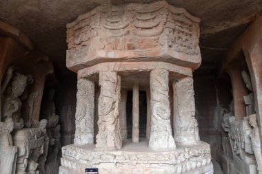 Dönen Tekerlek Sutra Depolama Mağarası, Çin 'in Dazu kentindeki Beishan Kaya Oymacılığı' nda sanatsal başarının zirvesi. Beishan Kaya oymaları Çin 'deki en değerli tarihi eser deposudur.