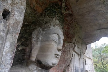 Çin 'in Baoding Dağı' ndaki Dazu Kaya oymacılığında bulunan Buda heykeli. Dazu Kaya Oymaları, Budist, Konfüçyüs ve Taoist inançlardan etkilenen Çin dini heykelleri ve oymalardır.