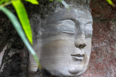 Çin 'in Baoding Dağı' ndaki Dazu Kaya oymacılığında bulunan Buda heykeli. Dazu Kaya Oymaları, Budist, Konfüçyüs ve Taoist inançlardan etkilenen Çin dini heykelleri ve oymalardır.