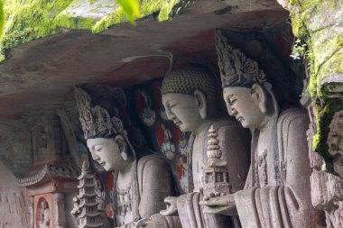 Huayan 'ın Üç Değerli Heykeli Çin' in Baoding Dağı 'ndaki Dazu Kaya Oymaları' nda yer almaktadır. Dazu Rock oymacılığı bir dizi Çin dini heykel ve oymacılığıdır.