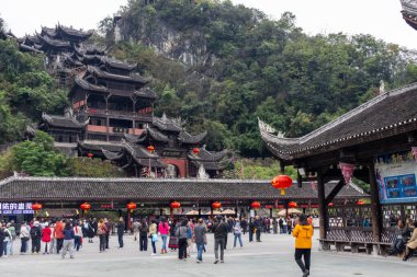 Pengshui, Çin - 5 Kasım 2025: Chongqing 'deki Chiyou Jiuli şehri. Miao halkının tarihini, geleneklerini ve mimarisini gözler önüne seren Pengshui County 'deki büyük ölçekli bir Miao etnik kültür kompleksi.