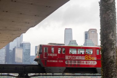 Chongqing, China- 7 Kasım 2025 Chongqing metrosu Çin 'in Chongqing şehrindeki köprüden geçer. Chongqing 'in metro sistemi şu anda 13 operasyonel hattın üzerinde çalışıyor.