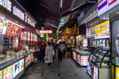 Chongqing, China- 11 Kasım 2025: Chongqing, Çin 'deki Bayi Food Street manzarası. Canlı ve hareketli bir yaya caddesi, geniş bir yelpazede otantik Chongqing atıştırmalıkları ve sokak yemeklerine adanmıştır..