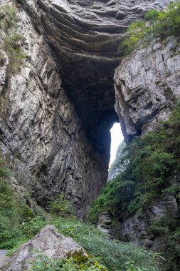 Wulong Karst Jeoloji Parkı 'ndaki Kutsal Ejder Köprüsü, Chongqing. Uçsuz bucaksız kemeri ve görkemli görüntüsüyle karst manzarasının muhteşem manzarasını sunar.