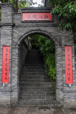 Chongqing, China- 8 Kasım 2025: Chongqing, Çin 'deki Longmenhao Old Street' in mimarisi. Chongqing kentinin en iyi korunmuş ve en büyük tarihi ve kültürel caddelerinden biridir.