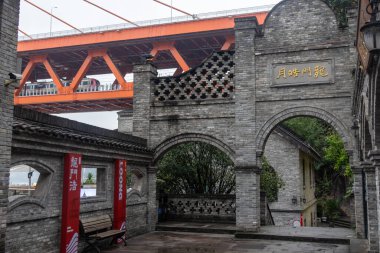 Chongqing, China- 8 Kasım 2025: Chongqing, Çin 'deki Longmenhao Old Street' in mimarisi. Chongqing kentinin en iyi korunmuş ve en büyük tarihi ve kültürel caddelerinden biridir.