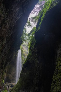 Longshuixia 'daki Galaksi Şelalesi Wulong, Çin' de bulunan Dikiş Noktası. Nefes kesici manzaralar. Yarıktaki en görkemli su manzaralarından biridir.