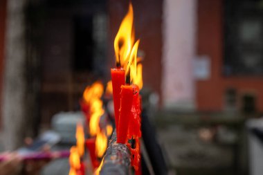 Tapınakta yanan mum. Bir Çin tapınağında mum yakmak saygı göstermek, sadakat göstermek ve iyi şans için dua etmek yaygın bir uygulamadır.