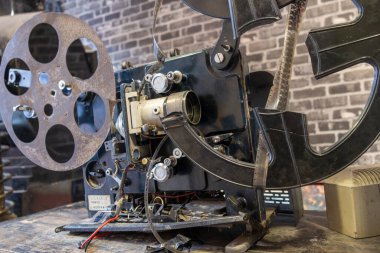 Eski ve bozuk film projektörü bir dükkanda sergileniyor