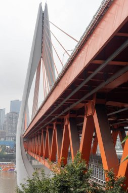 Chongqing, China- 8 Kasım 2025: Chongqing, Çin 'deki Dongshuimen Köprüsü. Üst ve alt güverteleri kapsayan birleşik bir köprüdür.