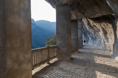 Chongqing, Çin-4 Kasım 2025: Çin 'in Chongqing kentindeki Wulong Ulusal Jeoloji Parkı' ndaki uçurum boyunca yürüyüş yolu. Yürüyüş patikasında çok sayıda merdiven ve düzensiz arazi var.