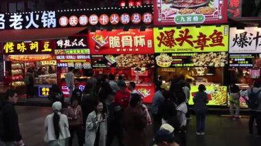 Chongqing, Çin - 3 Kasım 2025: Turistler ve insanlar Çin 'in Chongqing kentindeki Bayi Food caddesinde yürüyorlar. Yerel abur cuburlar, butik dükkanları ve yiyecek tatma yeri ile ünlüdür.