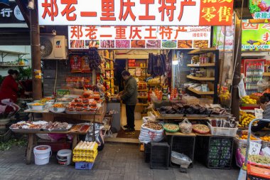 Chongqing, Çin - 2 Kasım 2025: Çin 'de Chongqing spesiyalitesinin hediyelik eşya dükkanı. Chongqing baharatlı ve uyuşturucu mala mutfağıyla ünlüdür, kendine has yemeği Chongqing güveç tenceresidir.