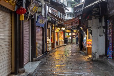 Chongqing, China- 11 Kasım 2025: Çin 'in Chongqing şehrinde Ciqikou veya Porselen Limanı manzarası. Sergide Ming-Qing mimarisi, Baol Tapınağı ve tarihi bir limana sahip antik sokaklar yer alıyor.