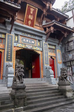 Chongqing, China- 11 Kasım 2025: Çin 'in Chongqing kentindeki Baol Tapınağının bayrağı ve girişi.