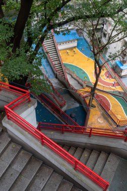 Chongqing, China- 11 Kasım 2025: Çin, Chongqing 'deki Linhua Road Residential Complex manzarası. En otantik Chongqing yerleşim yeridir. Karmaşık ve renkli yolları ile ünlüdür.