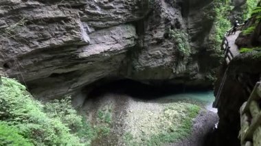 Wulong, Çin - 5 Kasım 2025: Wulong, Çin 'de bulunan Longshuixia Stitched Scenic Spot. Nefes kesici manzaralar. Özellikleri arasında derin, sarp geçitler, el değmemiş bitki örtüsü ve çağlayan su bulunur.