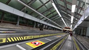 Chongqing, China- 7 Kasım 2025 Chongqing, Çin 'deki Huangguan İsyanı. Yaklaşık 53 metre yüksekliğiyle, Caiyuanba 'daki Chongqing tren istasyonunu Lianglukou metro istasyonuna bağlar..