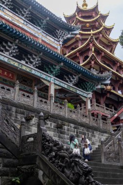 Chongqing, Çin - 11 Kasım 2025: Çin 'in Chongqing kentindeki Ciqikou Baol Tapınağı' nın güzel mimarisi. Büyük mimarisi ve kutsal Buda heykelleriyle bilinen tarihi bir Budist tapınağıdır.