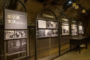 Chongqing, Çin - 10 Kasım 2025: Chongqing, Çin 'de hava saldırısı tünelleri ve savaş dönemindeki bomba sığınakları. Yamacın altına gizlenmiş savaş zamanı hava saldırısı sığınakları