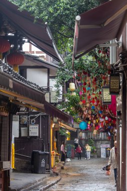 Chongqing, China- 11 Kasım 2025: Çin 'in Chongqing şehrinde Ciqikou veya Porselen Limanı manzarası. Sergide Ming-Qing mimarisi, Baol Tapınağı ve tarihi bir limana sahip antik sokaklar yer alıyor.