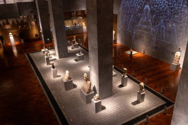 Dazu, Çin - 6 Kasım 2025: Çin 'in Chongqing kentindeki Dazu Taş Oyma Müzesi' nde antik taş koleksiyonu yapmak için can atıyor. Müze çok sayıda değerli taş oyma kültürel kalıntılara ev sahipliği yapıyor.