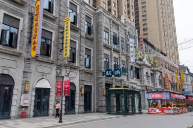 Chongqing, China- 3 Kasım 2025: Baixiang Sokağı Geleneksel Style Area, veya Bai Xiang Jie, Chongqing, Çin. Geleneksel Çin ve Batı mimari tarzlarının bir karışımını sunar..