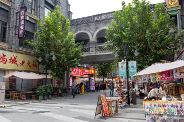 Chongqing, China- 3 Kasım 2025: Baixiang Sokağı Geleneksel Style Area, veya Bai Xiang Jie, Chongqing, Çin. Geleneksel Çin ve Batı mimari tarzlarının bir karışımını sunar..
