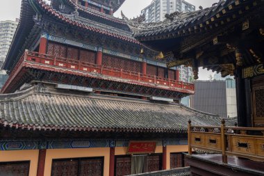 Chongqing, China- 2 Kasım 2025: Chongqing, Çin 'deki Louhan tapınağının güzel mimarisi. Bu antik tapınak çevresine katıksız ve büyüleyici bir zıtlık sunuyor.