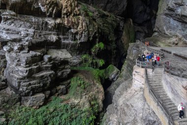 Wulong, Çin - 5 Kasım 2025: Wulong, Çin 'de bulunan Longshuixia Stitched Scenic Spot. Nefes kesici manzaralar. Özellikleri arasında derin, sarp geçitler, el değmemiş bitki örtüsü ve çağlayan su bulunur.