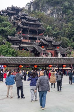 Pengshui, Çin - 5 Kasım 2025: Chongqing 'deki Chiyou Jiuli şehri. Miao halkının tarihini, geleneklerini ve mimarisini gözler önüne seren Pengshui County 'deki büyük ölçekli bir Miao etnik kültür kompleksi.