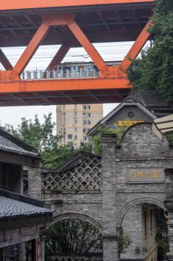 Chongqing, China- 8 Kasım 2025: Chongqing, Çin 'deki Longmenhao Old Street' in mimarisi. Chongqing kentinin en iyi korunmuş ve en büyük tarihi ve kültürel caddelerinden biridir.
