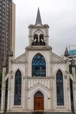Chongqing, China- 8 Kasım 2025: Çin 'in Chongqing şehrinde Danzishi Eski Caddesi' ndeki Yide Kilisesi. Gotik ve modern mimari tarzları harmanlayan bir simgedir..