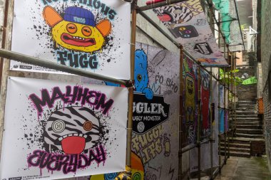 Chongqing, China- 7 Kasım 2025: Çin 'in Chongqing kentindeki Erchang Kültür ve Yaratıcı Park içindeki duvar yazısı. Duvarların yaratıcı duvar resimleriyle dolu olduğu canlı, renkli bir mahalle..