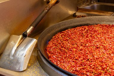 Chongqing baharatlı biber sosu Çin 'deki Çin gece marketlerinde satılıyor..