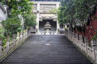 Chongqing, Çin - 11 Kasım 2025: Çin 'in Chongqing kentindeki Ciqikou Baol Tapınağı' nın güzel mimarisi. Büyük mimarisi ve kutsal Buda heykelleriyle bilinen tarihi bir Budist tapınağıdır.