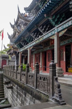 Chongqing, Çin - 11 Kasım 2025: Çin 'in Chongqing kentindeki Ciqikou Baol Tapınağı' nın güzel mimarisi. Büyük mimarisi ve kutsal Buda heykelleriyle bilinen tarihi bir Budist tapınağıdır.