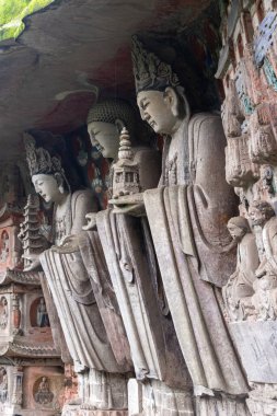 Huayan 'ın Üç Değerli Heykeli Çin' in Baoding Dağı 'ndaki Dazu Kaya Oymaları' nda yer almaktadır. Dazu Rock oymacılığı bir dizi Çin dini heykel ve oymacılığıdır.