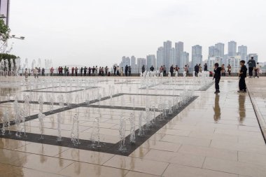 Chongqing, China- 2 Kasım 2025: İnsanlar Chongqing 'in Raffles City, Chongqing' deki güzel manzarasını görüyorlar.