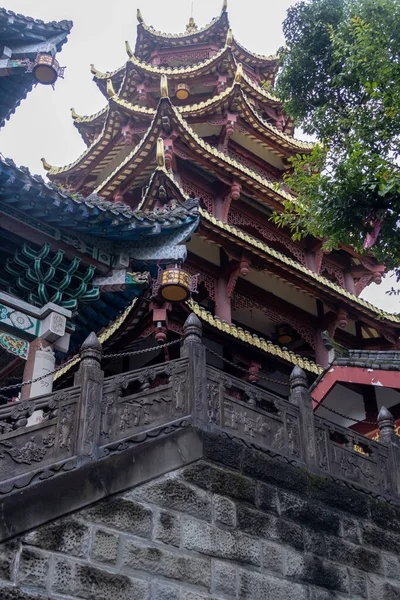 Chongqing, Çin 'deki Ciqikou Baol Tapınağı' nın güzel mimarisi. Büyük mimarisi ve kutsal Buda heykelleriyle bilinen tarihi bir Budist tapınağıdır.