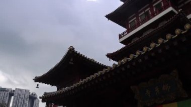 Singapur - 5 Aralık 2025: Singapur 'daki Buda Dişi Tapınağı. Tapınak, Buda 'nın kendisine ait olduğuna inanılan kutsal bir dişle korunuyor.