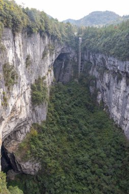 Wulong Karst Jeoloji Parkı, Chongqing, Çin 'de bulunan üç doğal köprü derin bir kanyonda bulunan doğal kireçtaşı kemerleridir..