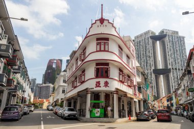 Singapur - 5 Aralık 2025: Tong Ya Binası, Keong Saik Yolu, Singapur 'daki ikonik kırmızı-beyaz üçgen bina. Çin Mahallesi 'nde ikonik bir simgedir.. 