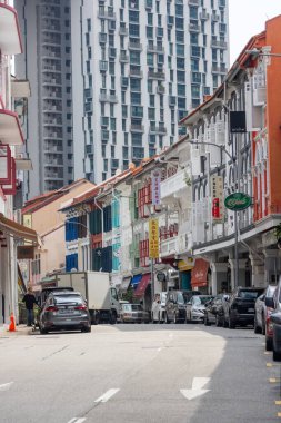 Singapur - 5 Aralık 2025: Singapur 'daki Keong Saik Yolu sokak manzarası. Yol, güzel restore edilmiş miras dükkanları, modaya uygun restoranları, butik otelleri ve canlı barlarıyla tanınıyor.,